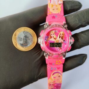 Barbie pisca luzinha e toca música